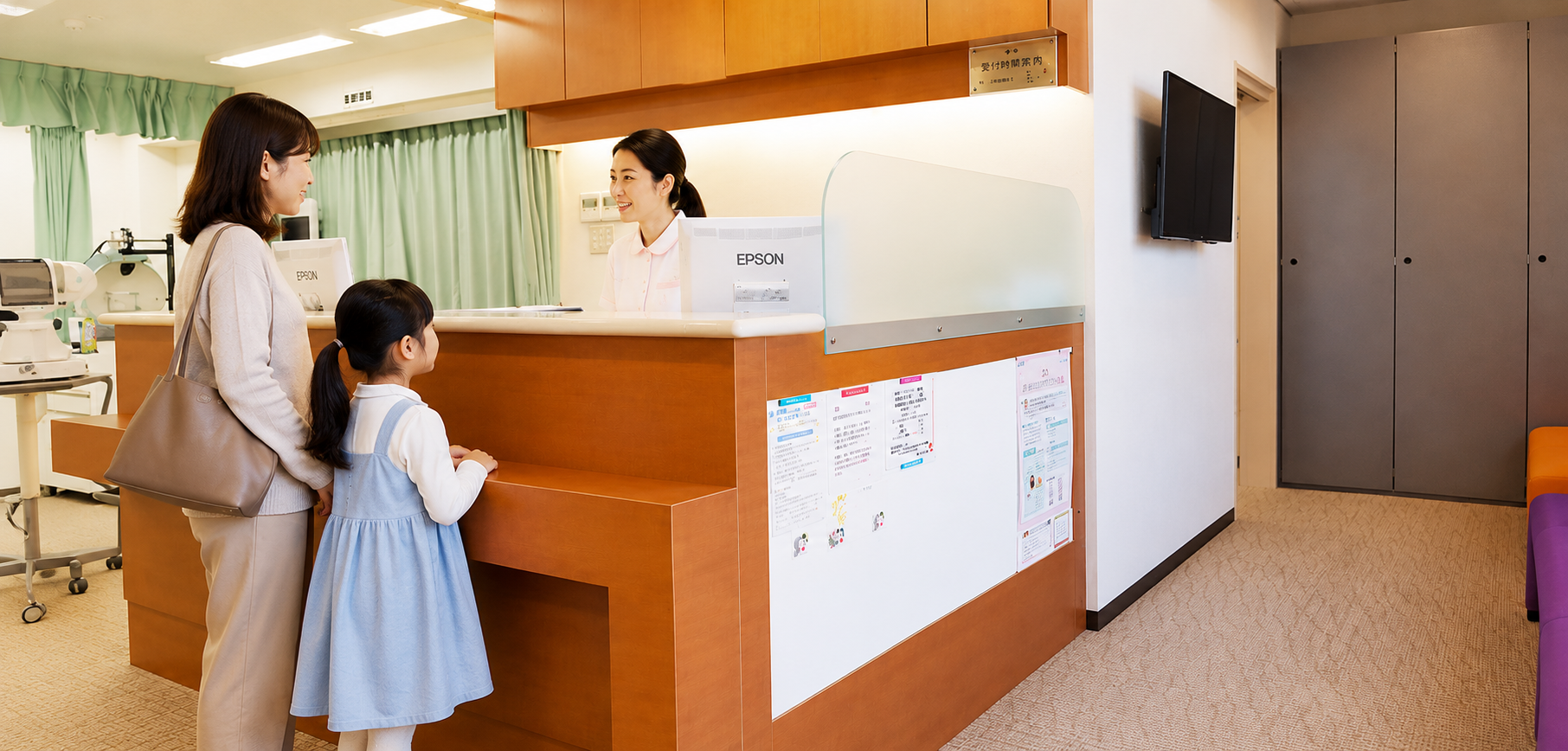 来院する親子とスタッフ