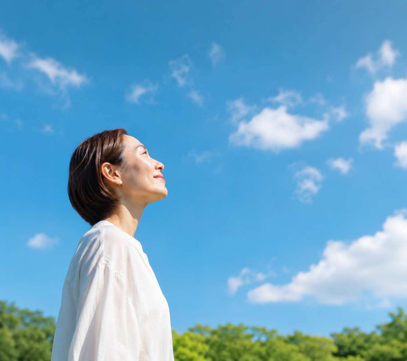 青空を見上げる女性